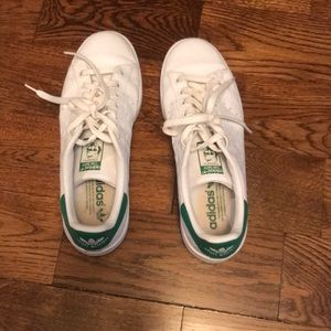 adidas size 9 white and green tennis shoes